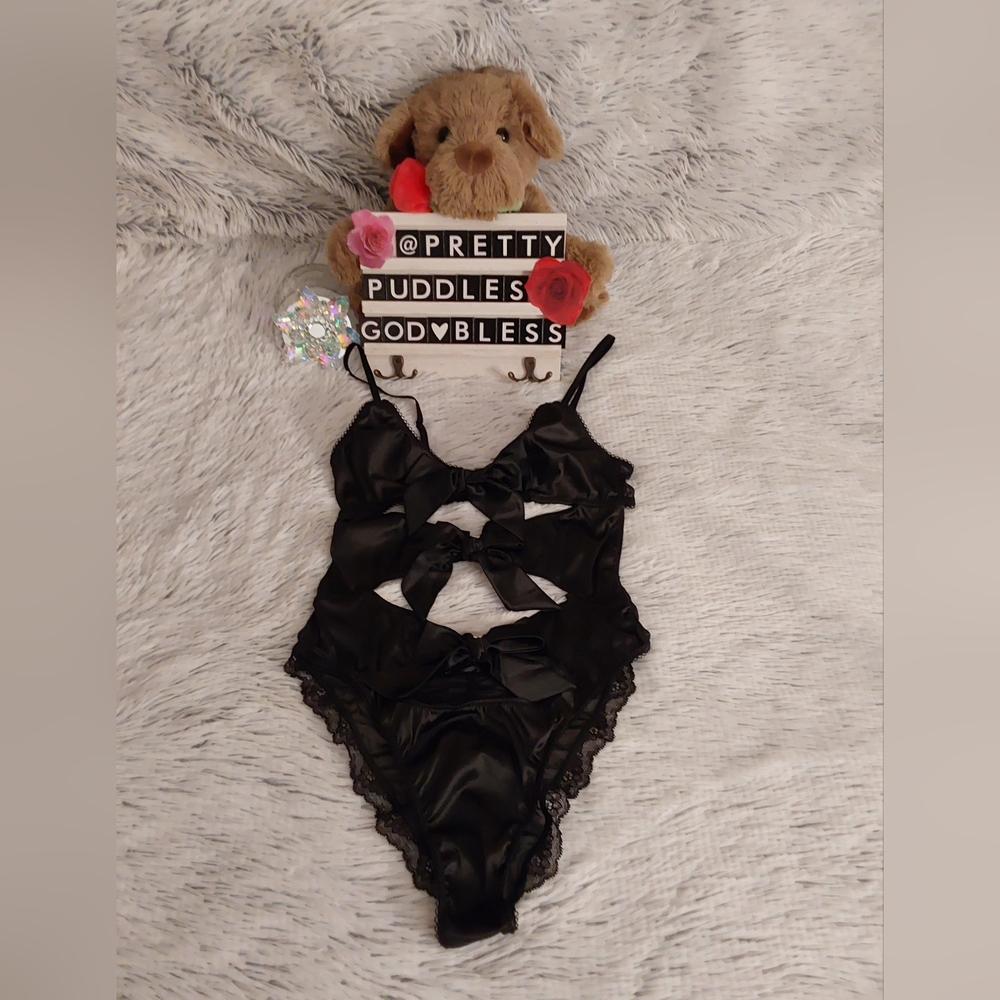 🖤 VS Tied-with-a-Bow Teddy 🖤